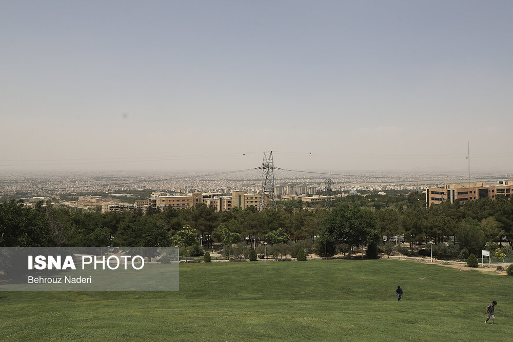 آسمان شرق و شمال اصفهان در محاصرۀ گرد و خاک