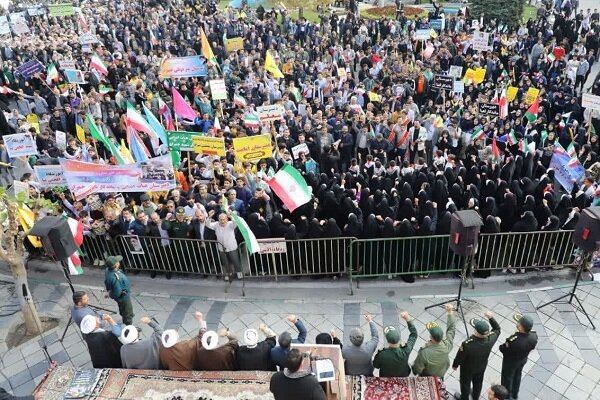 دانش‌آموزان آذری تمام ‌قد پای انقلاب/لزوم ادامه مقابله با استکبار